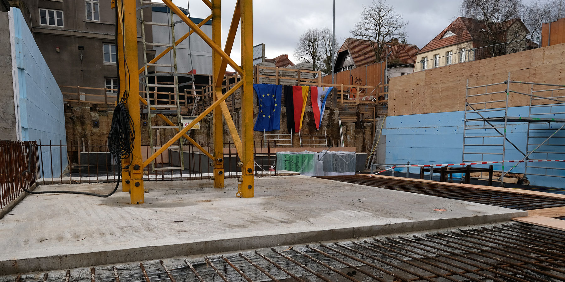Baugrube mit Flaggen © 2022 SBL Schwerin