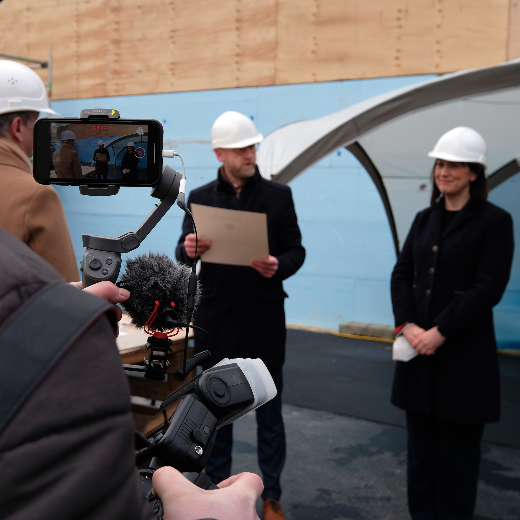 Bauamtsleiter Robert Klaus mit Urkunde für die  Zeitkapsel  © 2022 SBL Schwerin