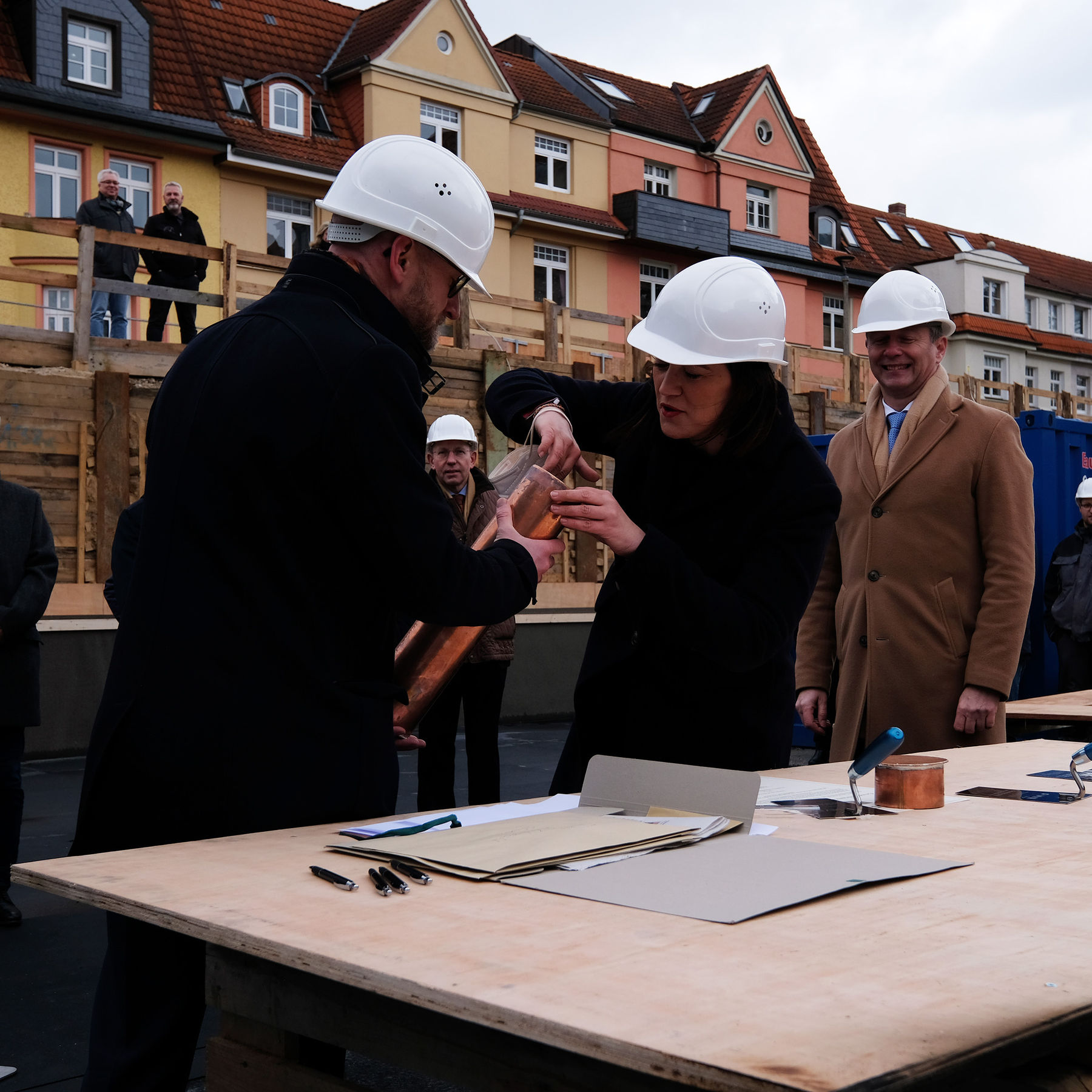 Die Rolle wird mit Zeitzeugnissen bestückt. © 2022 SBL Schwerin