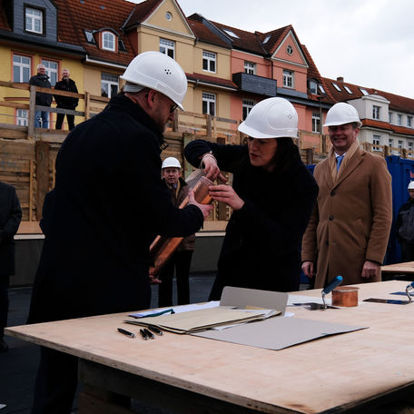Die Rolle wird mit Zeitzeugnissen bestückt. © 2022 SBL Schwerin
