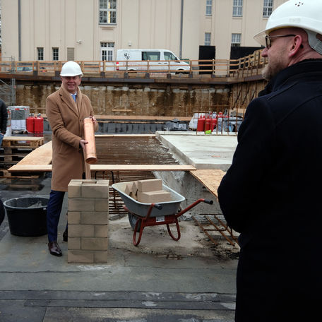 Dr. Heiko Geue versenkt die Rolle. © 2022 SBL Schwerin