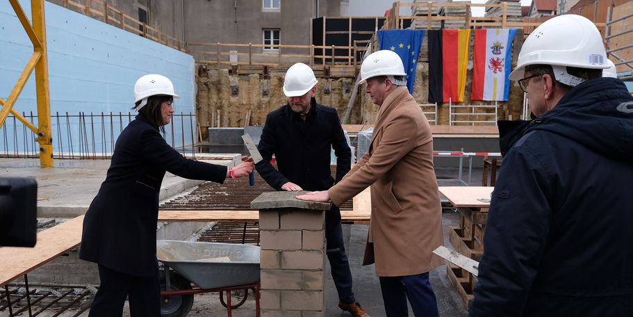 Gemeinsame Aufmauerung © 2022 SBL Schwerin