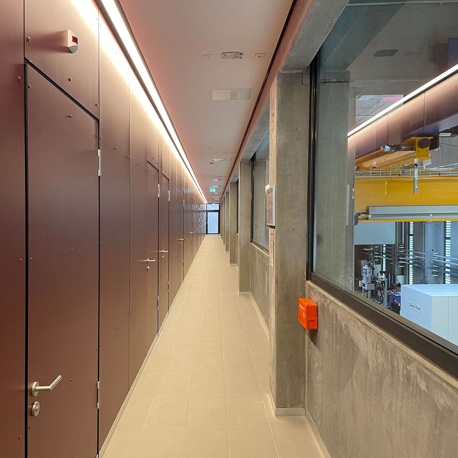 Galeriebüroflur, rechts Blick in die Halle © 2022 Heike Wehrle, SBL Rostock