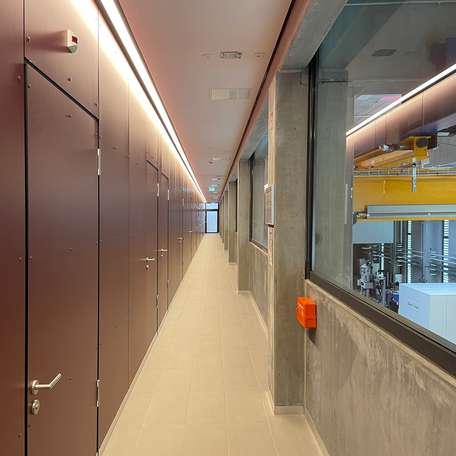 Galeriebüroflur, rechts Blick in die Halle © 2022 Heike Wehrle, SBL Rostock