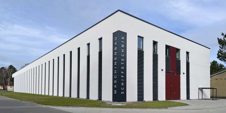 Straßenansicht Bauteil I und Bauteil II © 2022 Heike Wehrle, SBL Rostock