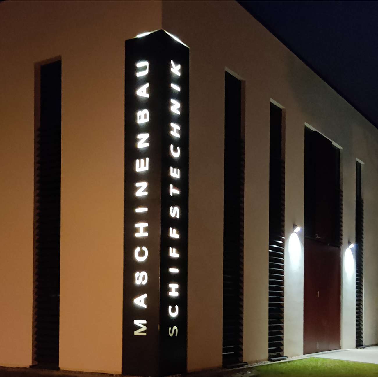 Bauteil II by night © 2022 Heike Wehrle, SBL Rostock