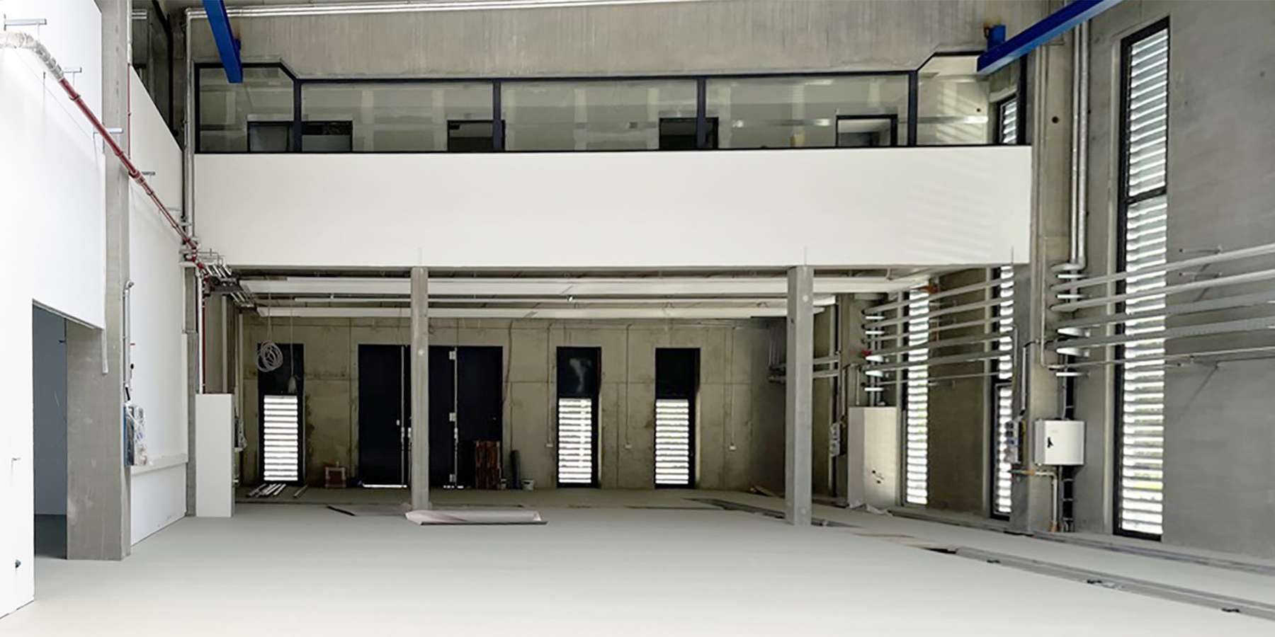 Blick in die leere Halle von Bauteil I in Richtung Bauteil II - Einrichtung und Innenausbau beginnt © 2022 Heike Wehrle, SBL Rostock