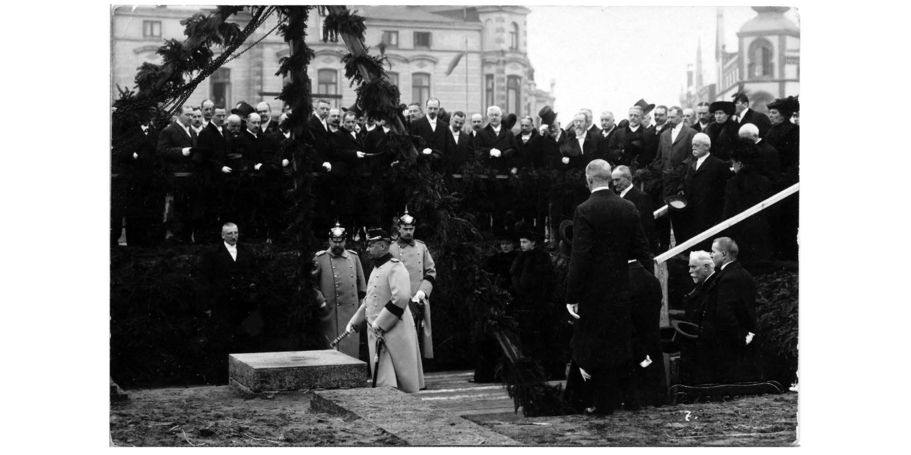 Grundsteinlegung des Justizgebäudes in Schwerin am 25. März 1914, v.l.n.r. Architekt Paul Ehmig, Herzog Paul Friedrich, Herzog Johann Albrecht und Großherzog Friedrich Franz IV. © Sammlung Rechtsanwalt Andreas Bendlin, Schwerin