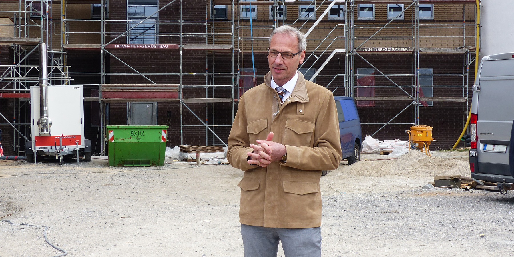 Begrüßung durch den Leiter des Staatlichen Bau- und Liegenschaftsamtes Greifswald Stephan Aufdermauer auf der ersten Station - Baustelle Barther Straße 73 © 2022 Staatliches Bau- und Liegenschaftsamt Greifswald