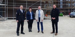 Die ersten Gäste sind da - v.l.n.r.: Dr. Michael Peters - Leiter der Polizeiinspektion (PI) Stralsund, Frau Engel - PI Stralsund, Finanzminister Dr. Heiko Geue, Staatssekretär Heiko Miraß © 2022 Staatliches Bau- und Liegenschaftsamt Greifswald
