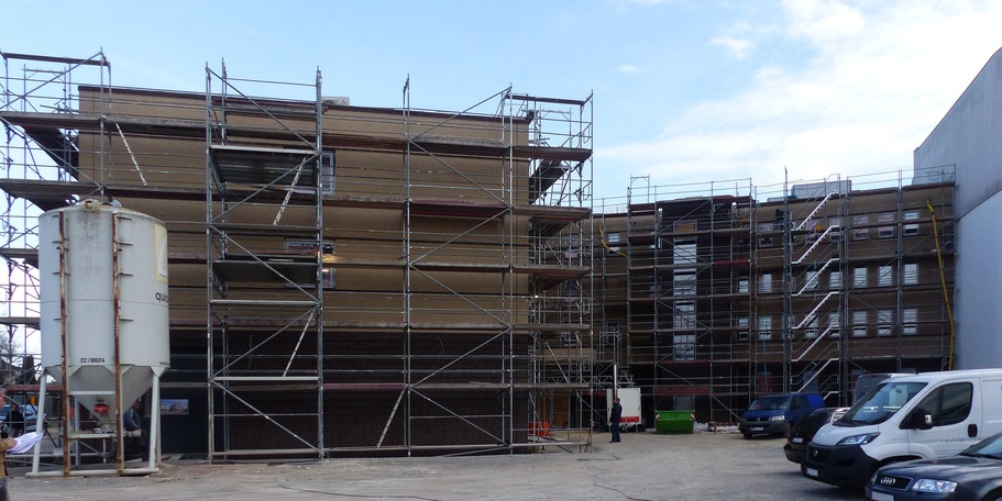 Blick auf die rückwertige Fassade des entstehenden Neubaus an der Barther Straße © 2022 Staatliches Bau- und Liegenschaftsamt Greifswald