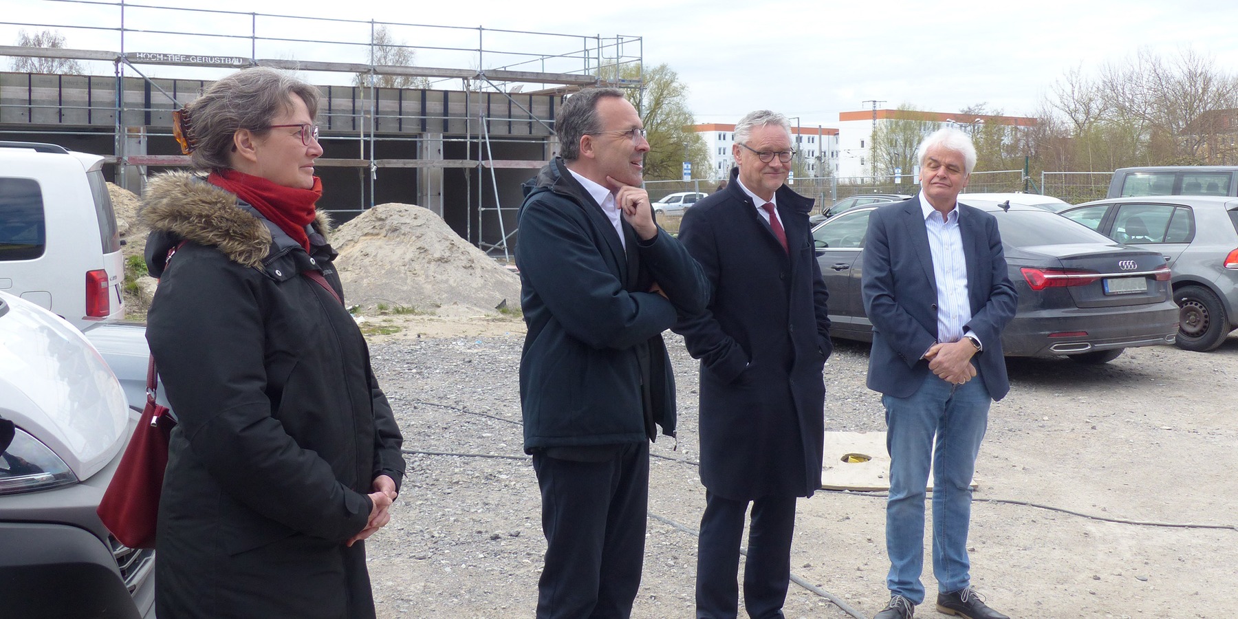 Architekt Christoph Meyn vom Planungsbüro gmw planungsgesellschaft mbH aus Stralsund (2. v.l.) gibt Informationen zur Baumaßnahme und zum erreichten Bautenstand, links daneben Gabriele Palte-Gnadler - Dezernentin im SBL Greifswald, rechts Wolfgang Schmüll © 2022 Staatliches Bau- und Liegenschaftsamt Greifswald