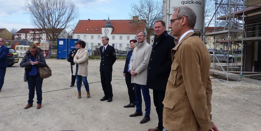 Stephan Aufdermauer - Leiter SBL Greifswald und Architekt Christoph Meyn informieren über den derzeitigen Stand und die noch zu erbringenden Bauleistungen bis zur geplanten Fertigstellung des Neubaus Ende diesen Jahres © 2022 Staatliches Bau- und Liegenschaftsamt Greifswald