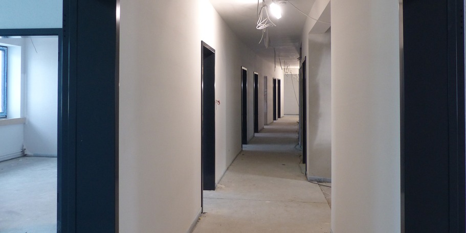 Die gebogene Baukörperform ist auch im Innenbereich wahrnehmbar - hier ein Blick in den Flur im Obergeschoss © 2022 Staatliches Bau- und Liegenschaftsamt Greifswald