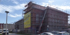 Blick auf die eingerüstete Polizeiinspektion am Frankendamm 21 © 2022 Staatliches Bau- und Liegenschaftsamt Greifswald