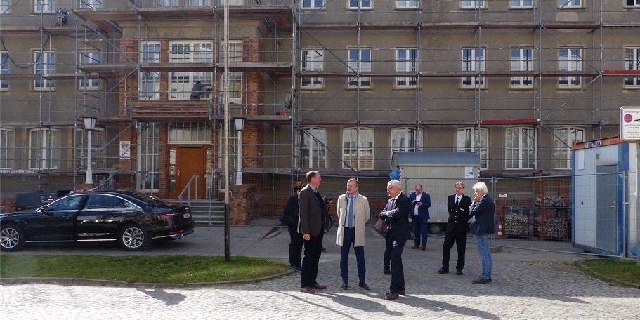 Die interessierten Besucher sind vor der Baustelle der PI am Frankendamm 21 eingetroffen © 2022 Staatliches Bau- und Liegenschaftsamt Greifswald