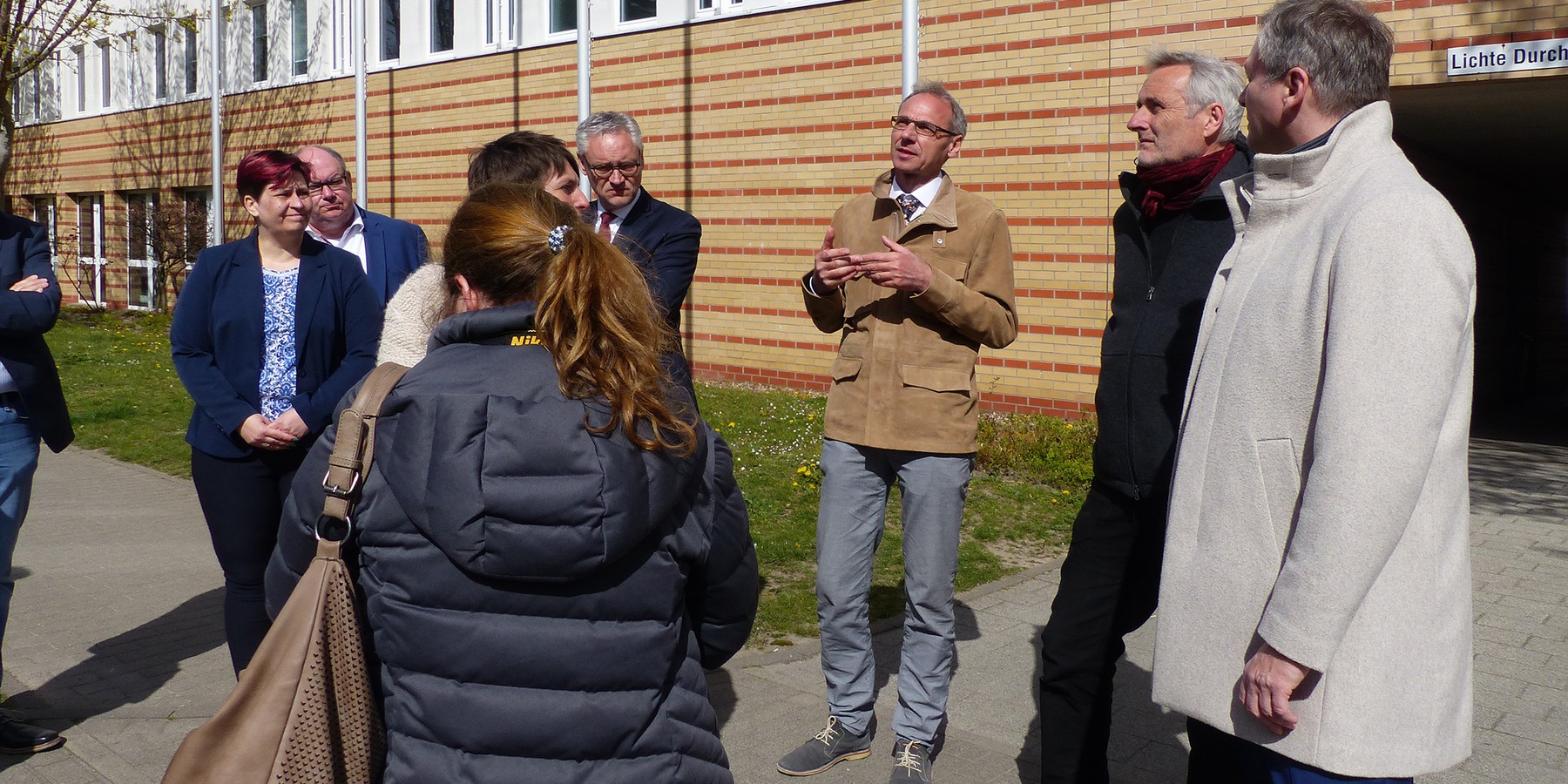 Stephan Aufdermauer - Leiter SBL Greifswald - und Architekt Wolfgang Warnkross geben auch hier am Frankendamm 21 umfangreiche Erläuterungen zu den laufenden Maßnahmen und zum erreichten Bautenstand © 2022 Staatliches Bau- und Liegenschaftsamt Greifswald