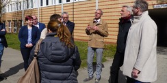 Stephan Aufdermauer - Leiter SBL Greifswald - und Architekt Wolfgang Warnkross geben auch hier am Frankendamm 21 umfangreiche Erläuterungen zu den laufenden Maßnahmen und zum erreichten Bautenstand © 2022 Staatliches Bau- und Liegenschaftsamt Greifswald