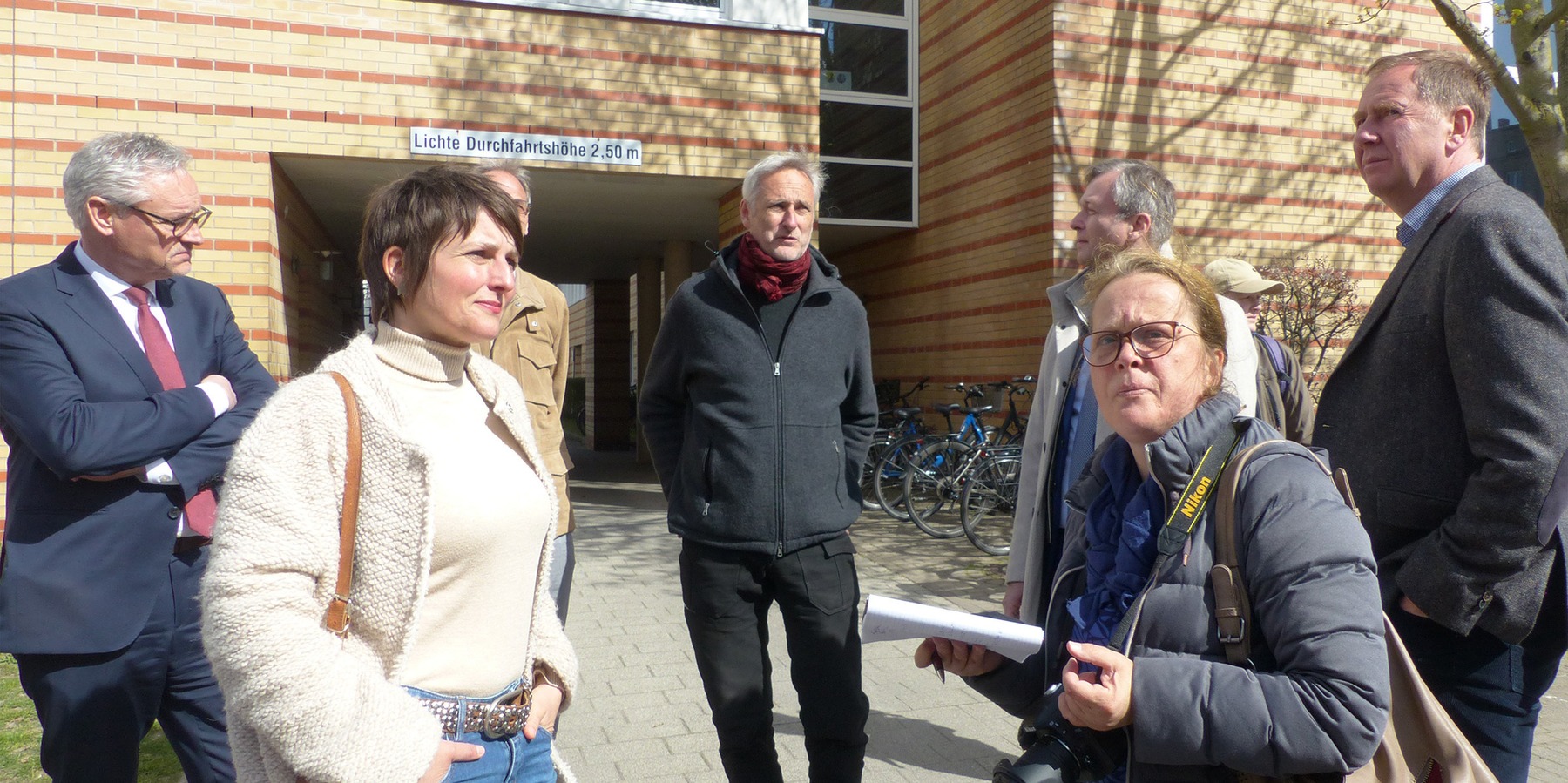 Stephan Aufdermauer - Leiter SBL Greifswald - und Architekt Wolfgang Warnkross geben auch hier am Frankendamm 21 umfangreiche Erläuterungen zu den laufenden Maßnahmen und zum erreichten Bautenstand © 2022 Staatliches Bau- und Liegenschaftsamt Greifswald