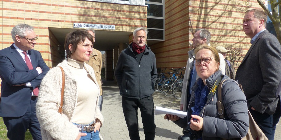 Stephan Aufdermauer - Leiter SBL Greifswald - und Architekt Wolfgang Warnkross geben auch hier am Frankendamm 21 umfangreiche Erläuterungen zu den laufenden Maßnahmen und zum erreichten Bautenstand © 2022 Staatliches Bau- und Liegenschaftsamt Greifswald