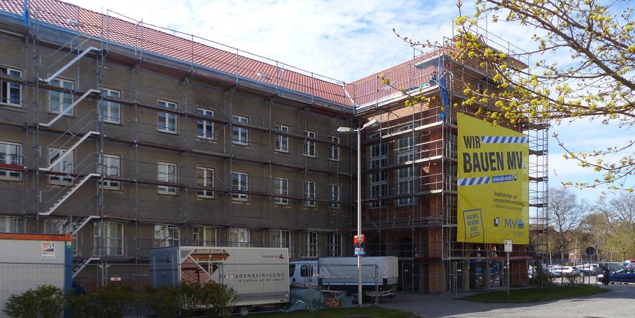 Blick auf die eingerüstete Polizeiinspektion am Frankendamm 21 © 2022 Staatliches Bau- und Liegenschaftsamt Greifswald