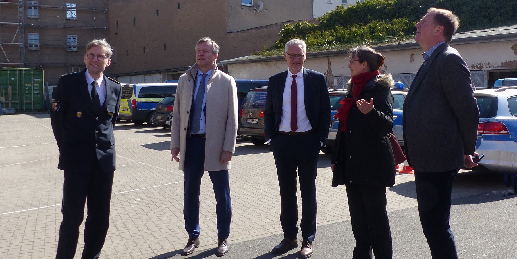 Gabriele Palte-Gnadler, Dezernentin im SBL Greifswald, stellt sich den Fragen der interessierten Gäste: v.l.n.r. Dr. Michael Peters - Leiter PI Stralsund, Dr. Heiko Geue - Finanzminister M-V, Stefan Wenzl - Leiter Abteilung Staatshochbau und Liegenschafte © 2022 Staatliches Bau- und Liegenschaftsamt Greifswald