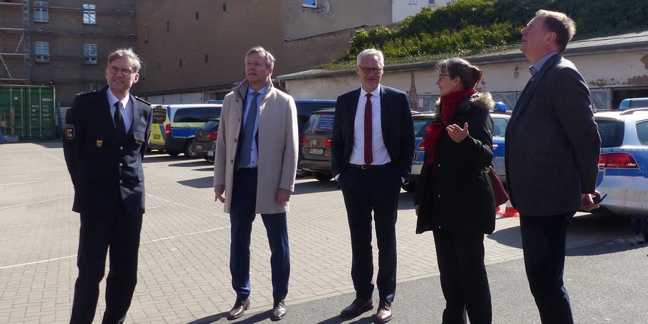 Gabriele Palte-Gnadler, Dezernentin im SBL Greifswald, stellt sich den Fragen der interessierten Gäste: v.l.n.r. Dr. Michael Peters - Leiter PI Stralsund, Dr. Heiko Geue - Finanzminister M-V, Stefan Wenzl - Leiter Abteilung Staatshochbau und Liegenschafte © 2022 Staatliches Bau- und Liegenschaftsamt Greifswald