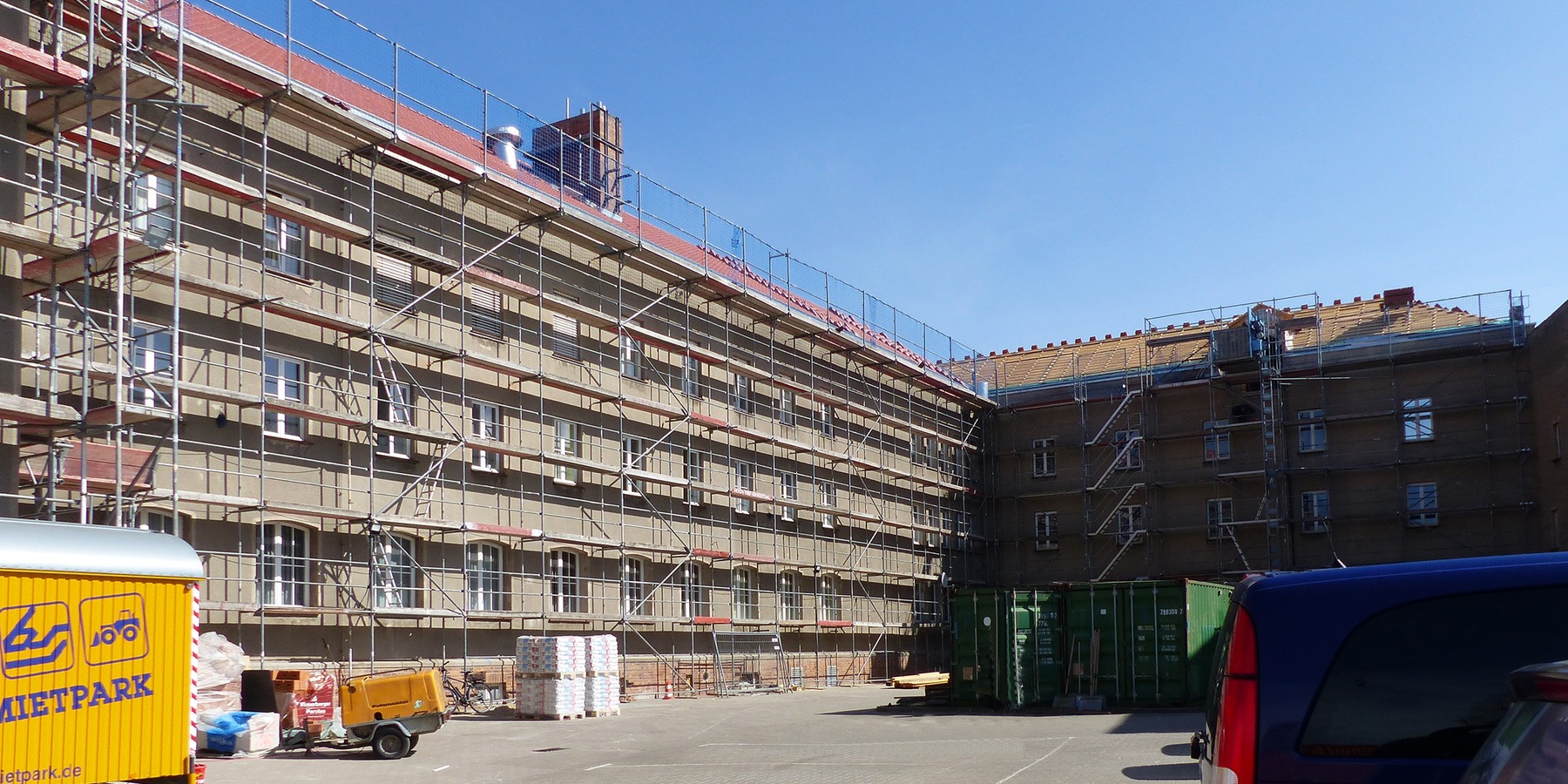 Blick auf die eingerüstete Hoffassade - derzeit wird geprüft, ob noch eine Photovoltaikanlage auf dieser Seite des Daches installiert werden kann © 2022 Staatliches Bau- und Liegenschaftsamt Greifswald