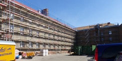Blick auf die eingerüstete Hoffassade - derzeit wird geprüft, ob noch eine Photovoltaikanlage auf dieser Seite des Daches installiert werden kann © 2022 Staatliches Bau- und Liegenschaftsamt Greifswald