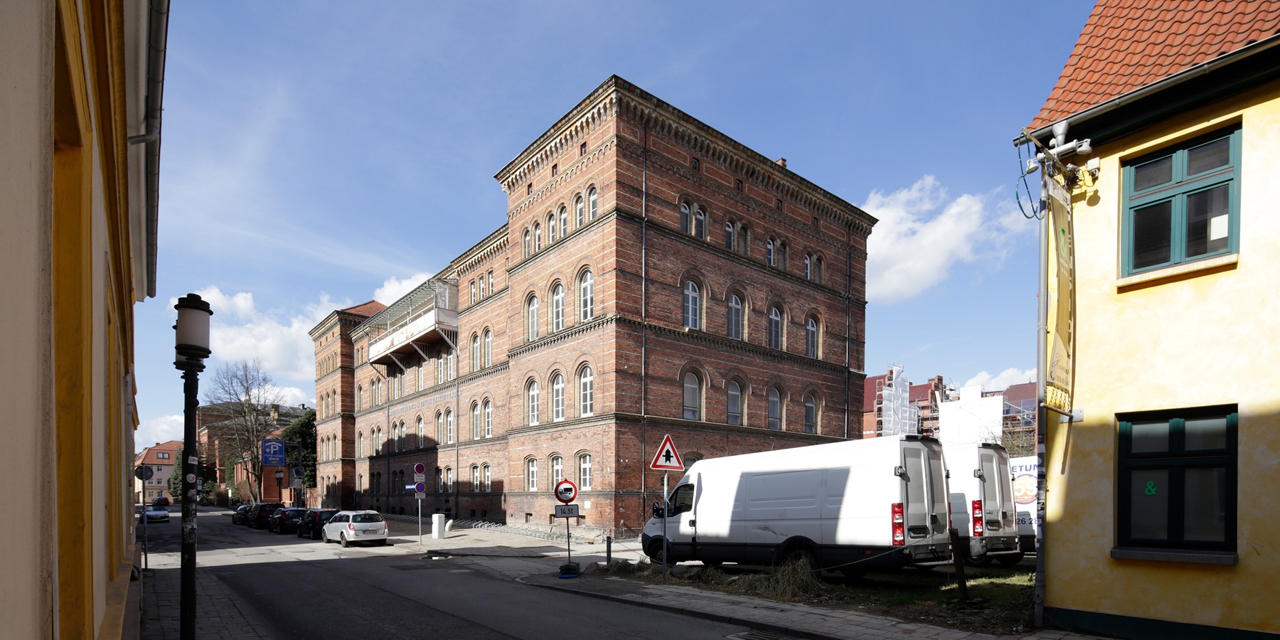 Ansicht von der Friedrich-Loeffler-Straße vor der Sanierung © 2017 Christian Hoffmann, BBL-MV