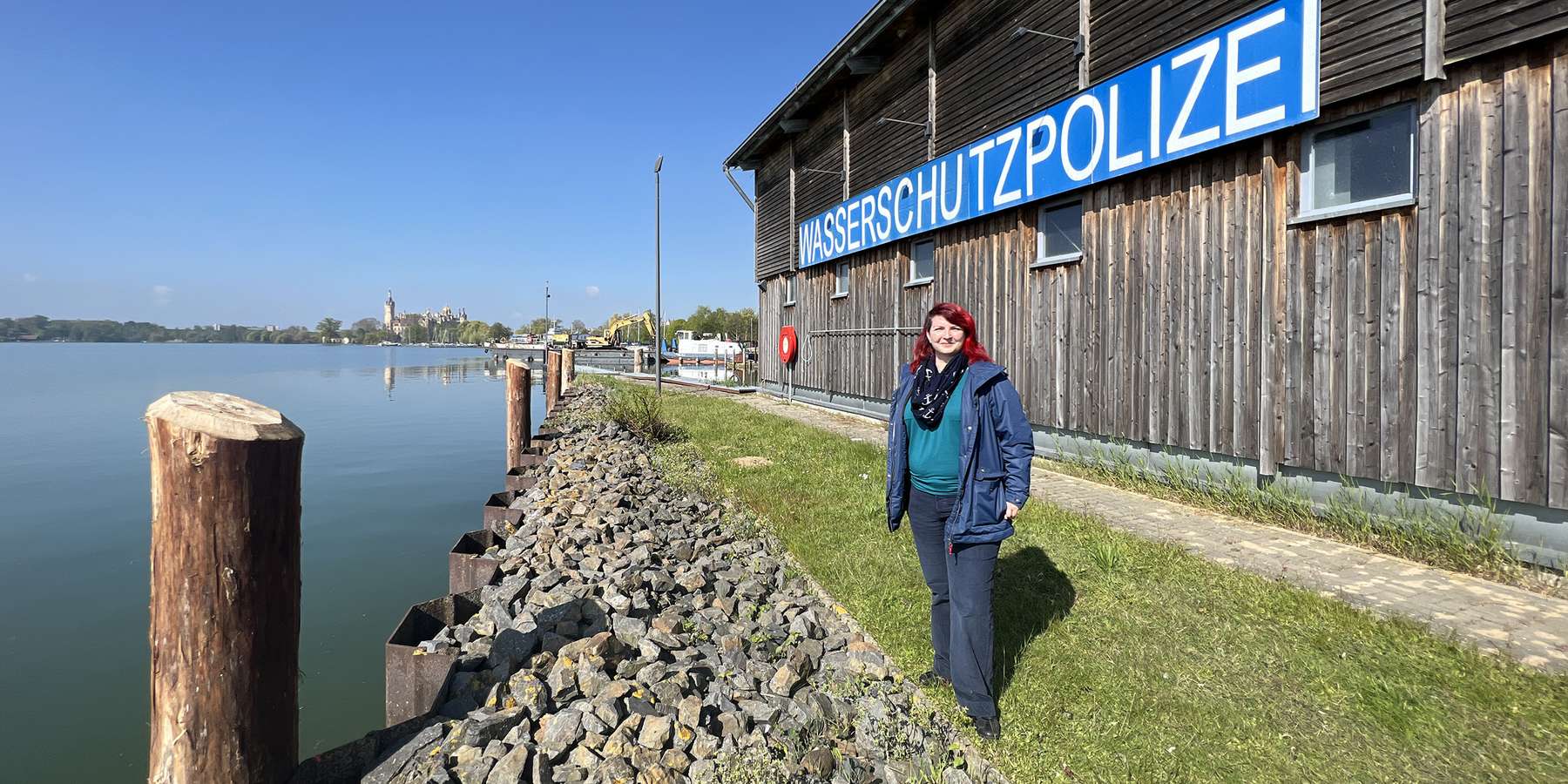 Projektleiterin Sylvia Arnhold vom SBL Schwerin auf der landeseigenen Liegenschaft, auf der der Erweiterungsbau entsteht. © 2022 Christian Hoffmann. FM M-V