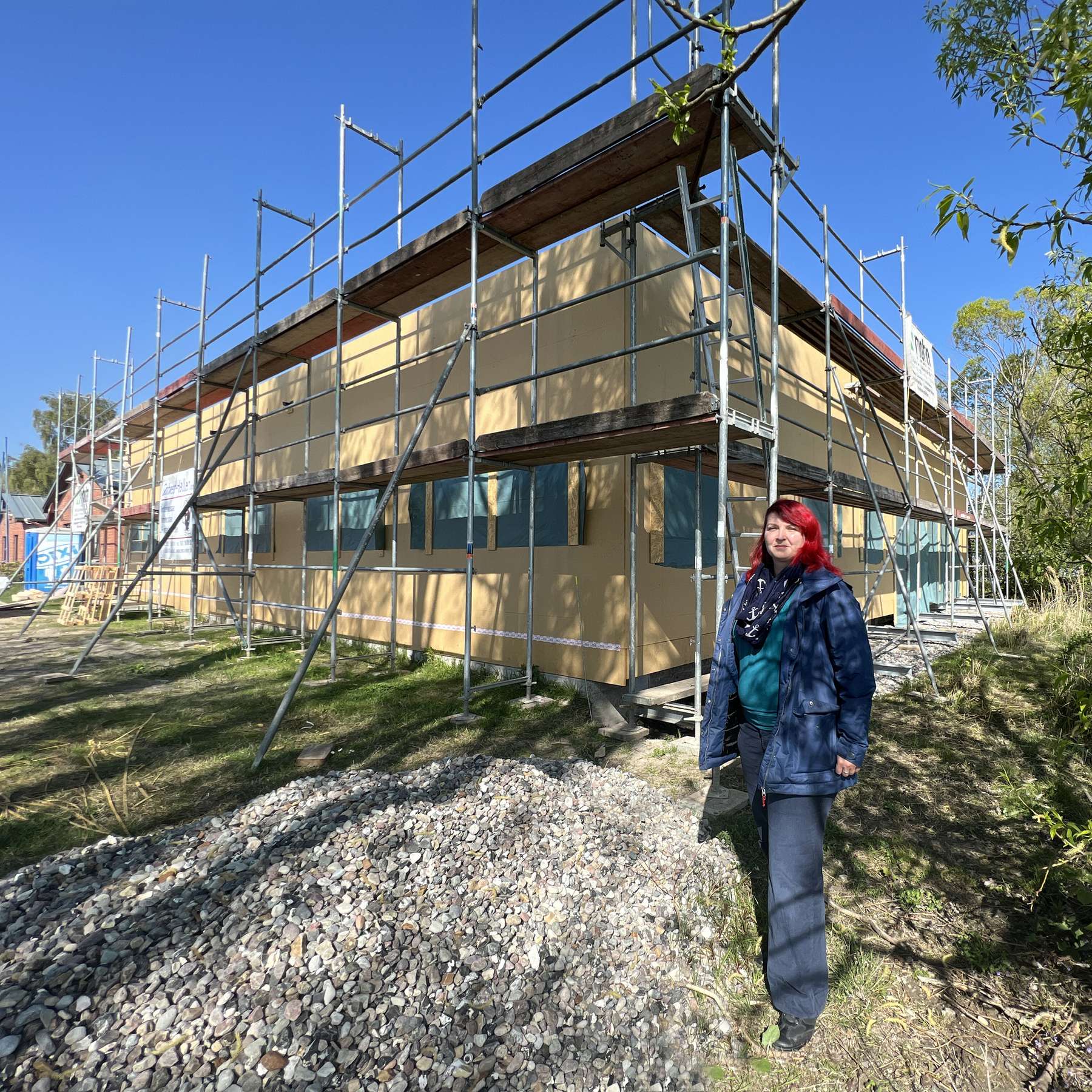 Vor dem nachhaltigen Erweiterungsbau: Projektleiterin Sylvia Arnhold vom SBL Schwerin. © 2022 Christian Hoffmann. FM M-V