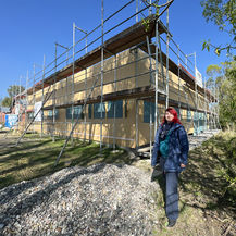 Gut gerüstet: Projektleiterin Sylvia Arnhold vom SBL Schwerin vor dem nachhaltigen Erweiterungsbau. © 2022 Christian Hoffmann. FM M-V