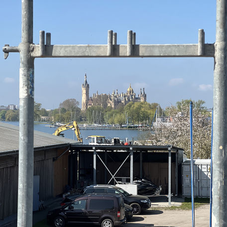 Gute Aussichten: Das Schweriner Schloss liegt in mittelbarer Nähe zum Erweiterungsbau. © 2022 Christian Hoffmann. FM M-V