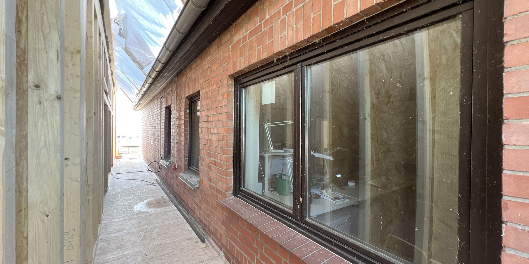 Altbau (rechts), Verbinder (Mitte) und Erweiterung (links). © 2022 Christian Hoffmann. FM M-V