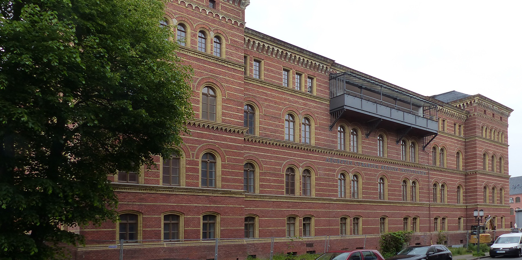 Ansicht von der Fr.-Loeffler-Straße - nachdem die Rüstung Anfang der Woche abgebaut wurde, kommt die ganze Schönheit der restaurierten Fassade erst richtig zur Geltung © 2022 SBL Greifswald