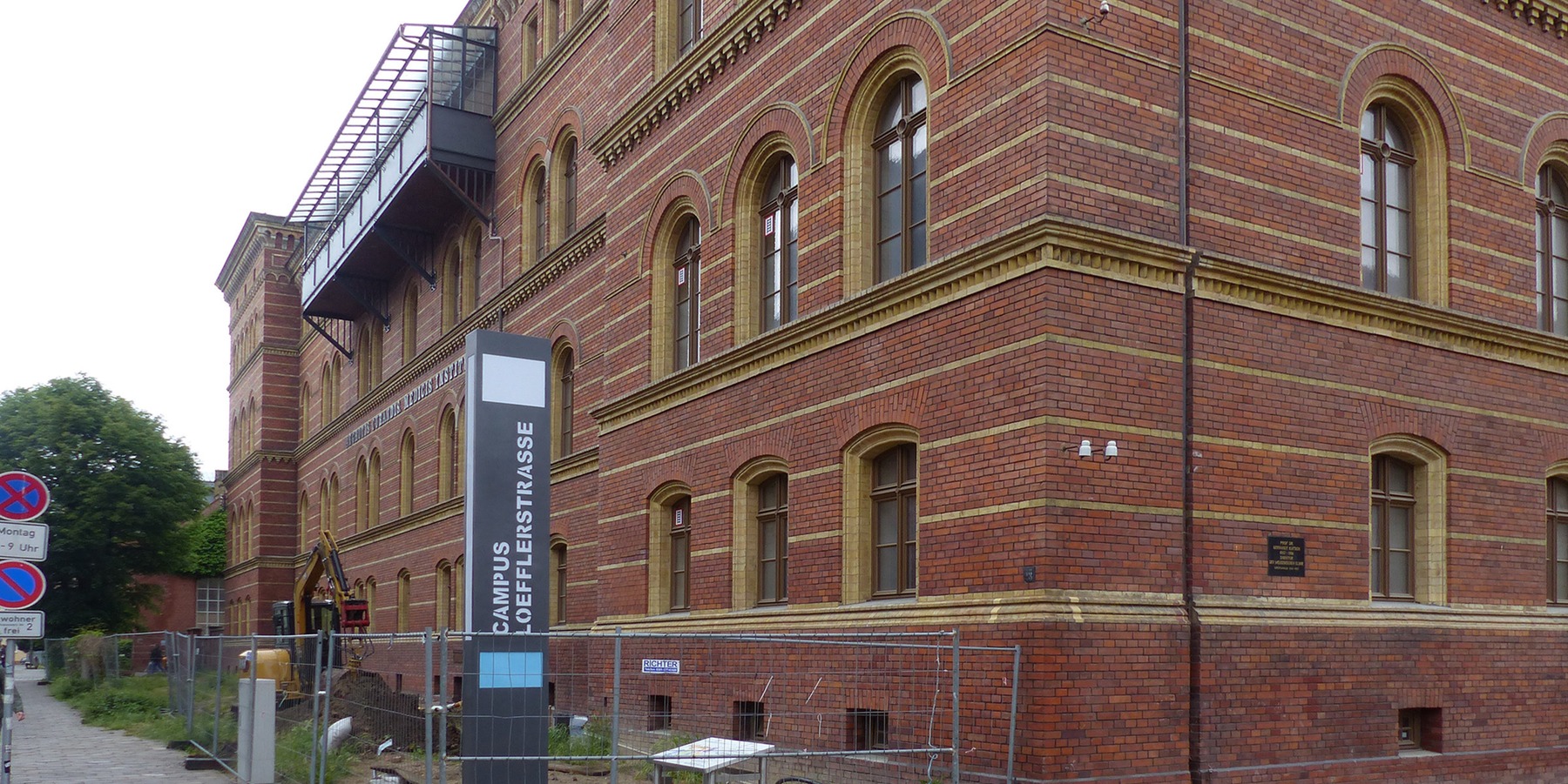 Ansicht von der Fr.-Loeffler-Straße - letzte Arbeiten am Sockelbereich, Kelleraußenmauerwerk und an den straßenseitigen Außenanlagen sind noch erforderlich © 2022 SBL Greifswald