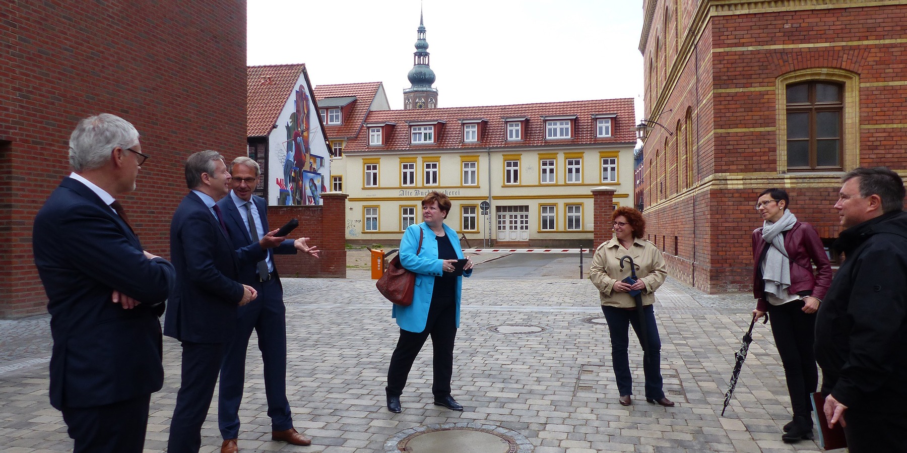 Begrüßung durch den Leiter des SBL Greifswald Stephan Aufdermauer, v.l.n.r.: Stefan Wenzl - Leiter Abteilung Staatshochbau und Liegenschaften des Finanzministeriums M-V, Finanzminister Dr. Heiko Geue, Stephan Aufdermauer, Daniela Hinz - persönliche Refere © 2022 SBL Greifswald