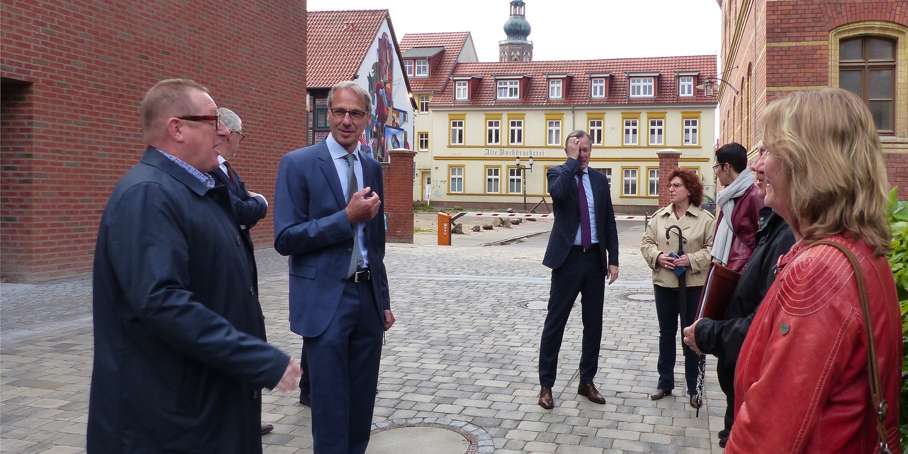 Architekt Dipl.-Ing. Ehrenfried Kebe, links im Bild, erläutert erfolgte Sanierungsmaßnahmen im Fassadenbereich © 2022 SBL Greifswald
