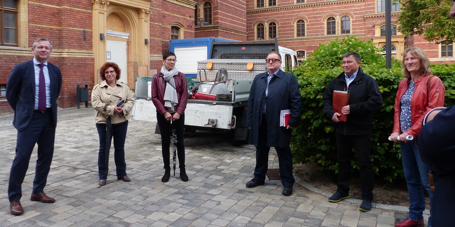v.l.n.r.: Finanzminister M-V Dr. Heiko Geue, Rektorin der Universität Greifswald Prof. Dr. Katharina Riedel, Kommissarische Kanzlerin der Universität Dr. jur. Juliane Huwe, Architekt Dipl.-Ing. Ehrenfried Kebe, Dezernent Ralf Möwert und Projektleiterin Ka © 2022 SBL Greifswald