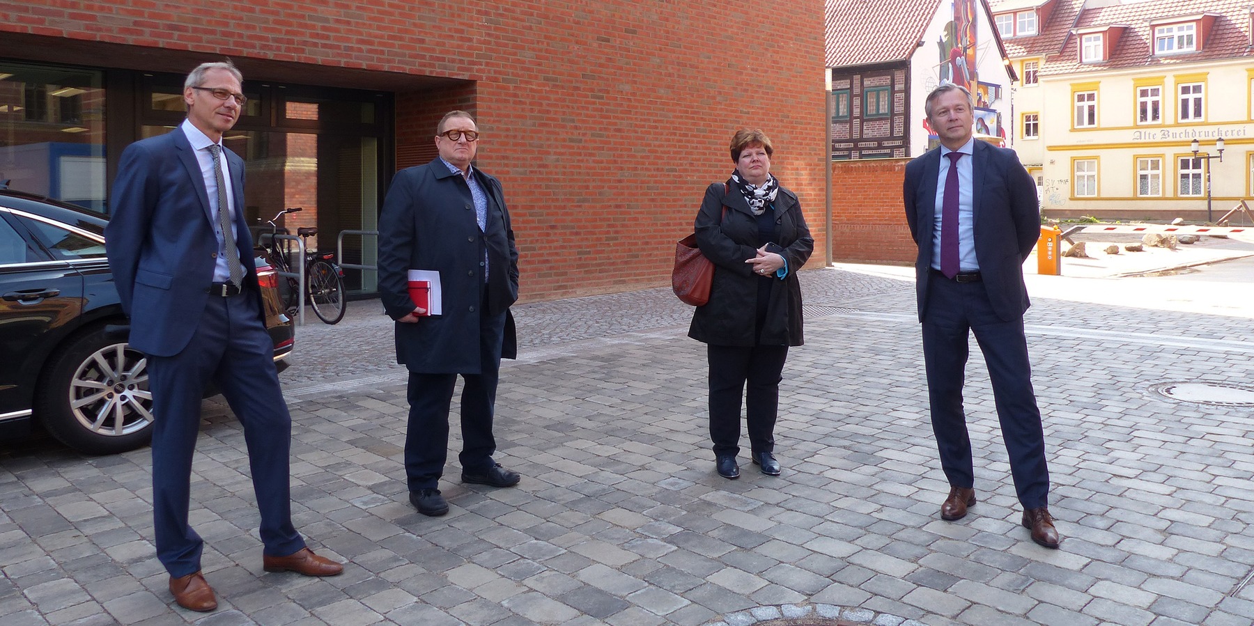 vor der Baustellenbesichtigung, v.l.n.r.: Leiter SBL Greifswald Stephan Aufdermauer, Architekt Ehrenfried Kebe, persönliche Referentin des Finanzministers Daniela Hinz, Finanzminister M-V Dr. Heiko Geue © 2022 SBL Greifswald