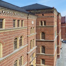 Blick auf den hofseitigen Gebäudetrakt, der mit dem Hörsaal und den Seminarräumen überwiegend der studentischen Lehre zur Verfügung steht © 2022 SBL Greifswald