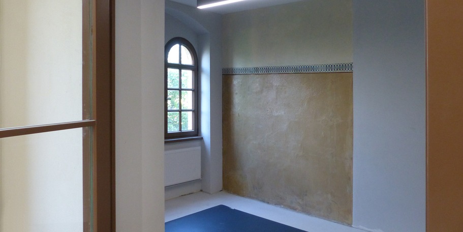 Ein im Flur des 3. Obergeschosses freigelegter Wandbefund von 1931 wird als bauhistorisches Zeugnis dauerhaft sichtbar bleiben © 2022 SBL Greifswald