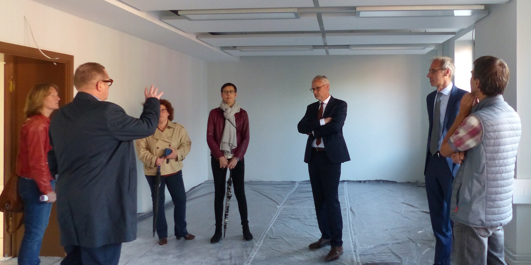 Besichtigung eines zukünftigen Seminarraumes - Deckenpaneele und textiler Bodenbelag sorgen für eine angenehme Akustik © 2022 SBL Greifswald