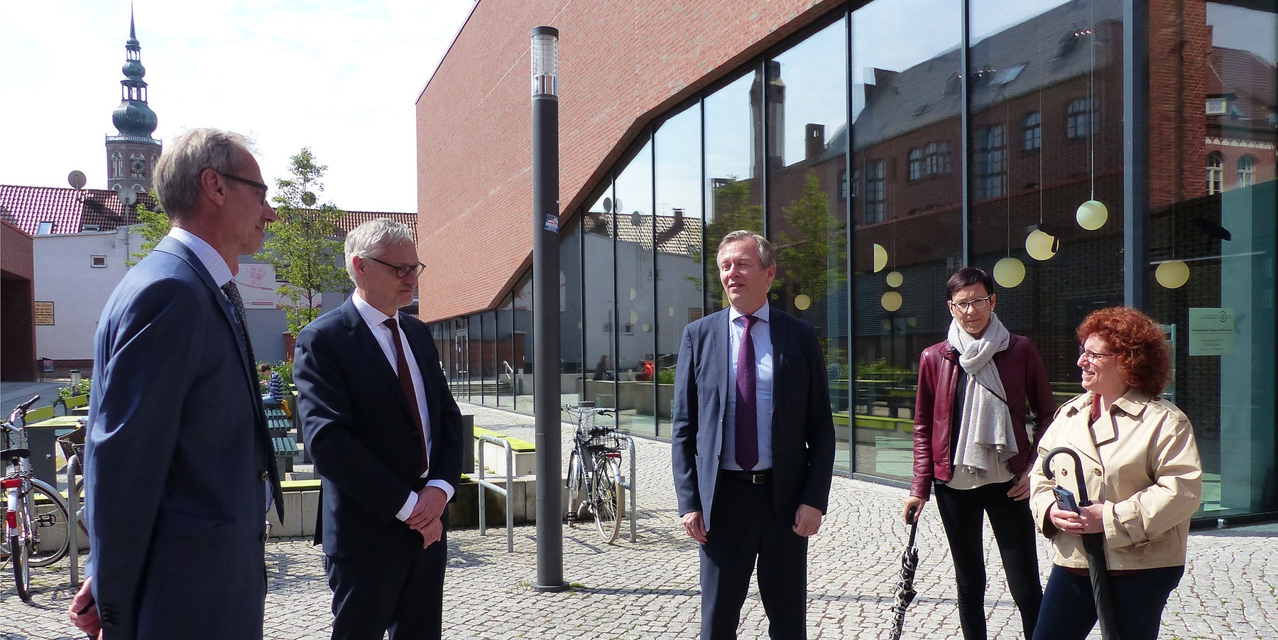 Nach dem Rundgang durch das Gebäude der ehemaligen Inneren Medizin verschafft sich Finanzminister Dr. Heiko Geue noch einen Eindruck vom Gesamtcampus mit den im 1. und 2. Bauabschnitt bereits von 2015 bis 2018 fertiggestellten Neubauten der Bibliothek, de © 2022 SBL Greifswald