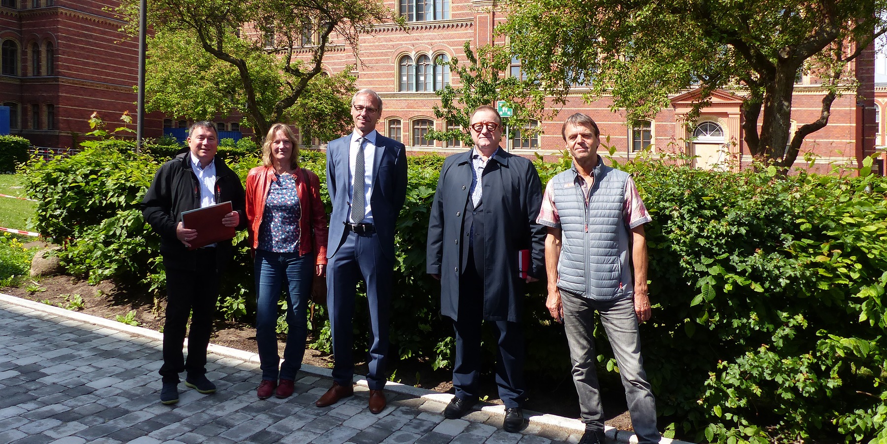 Nach dem offiziellen Termin - die Bauleute unter sich, v.l.n.r.: Ralf Möwert - Dezernent im SBL Greifswald, Katrin Klein - Projektleiterin im SBL Greifswald, Stephan Aufdermauer - Leiter SBL Greifswald, Ehrenfried Kebe - Architekt und Jürgen Kietzmann - B © 2022 SBL Greifswald