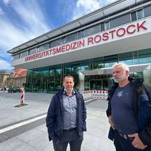 Strahlende Aussichten - Herr Mundt von der UMR und Herr Jacobi vom SBL Rostock kurz vor der feierlichen Übergabe vor dem Haupteingang an der Schillingallee. © 2022 Christian Hoffmann, FM M-V