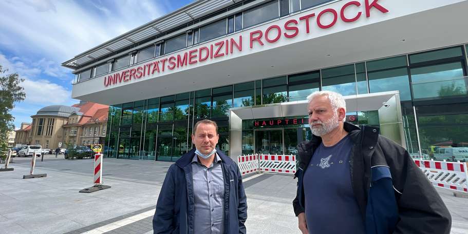 Strahlende Aussichten - Herr Mundt von der UMR und Herr Jacobi vom SBL Rostock kurz vor der feierlichen Übergabe vor dem Haupteingang an der Schillingallee. © 2022 Christian Hoffmann, FM M-V