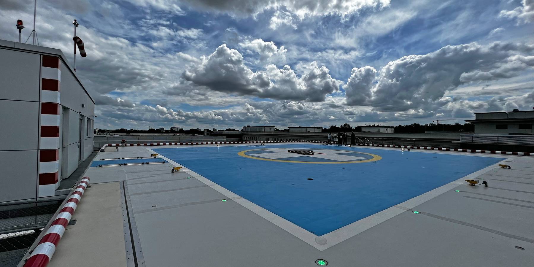 Der Helikopter-Landeplatz auf dem Neubau des ZMF ist unter einem kotrastreichen Himmel zu sehen. © 2022 Christian Hoffmann (SBL-MV, Finanzministerium M-V)