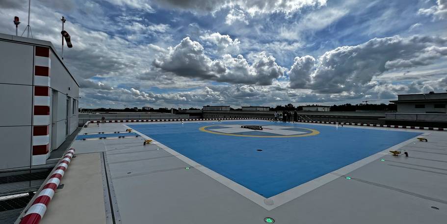 Der Helikopter-Landeplatz auf dem Neubau des ZMF ist unter einem kotrastreichen Himmel zu sehen. © 2022 Christian Hoffmann (SBL-MV, Finanzministerium M-V)